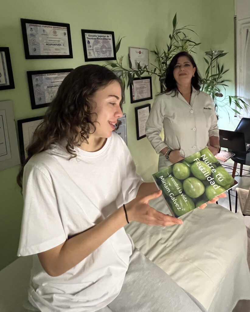 Mujer leyendo el libro sobre fertilidad Nutre tu fertilidad